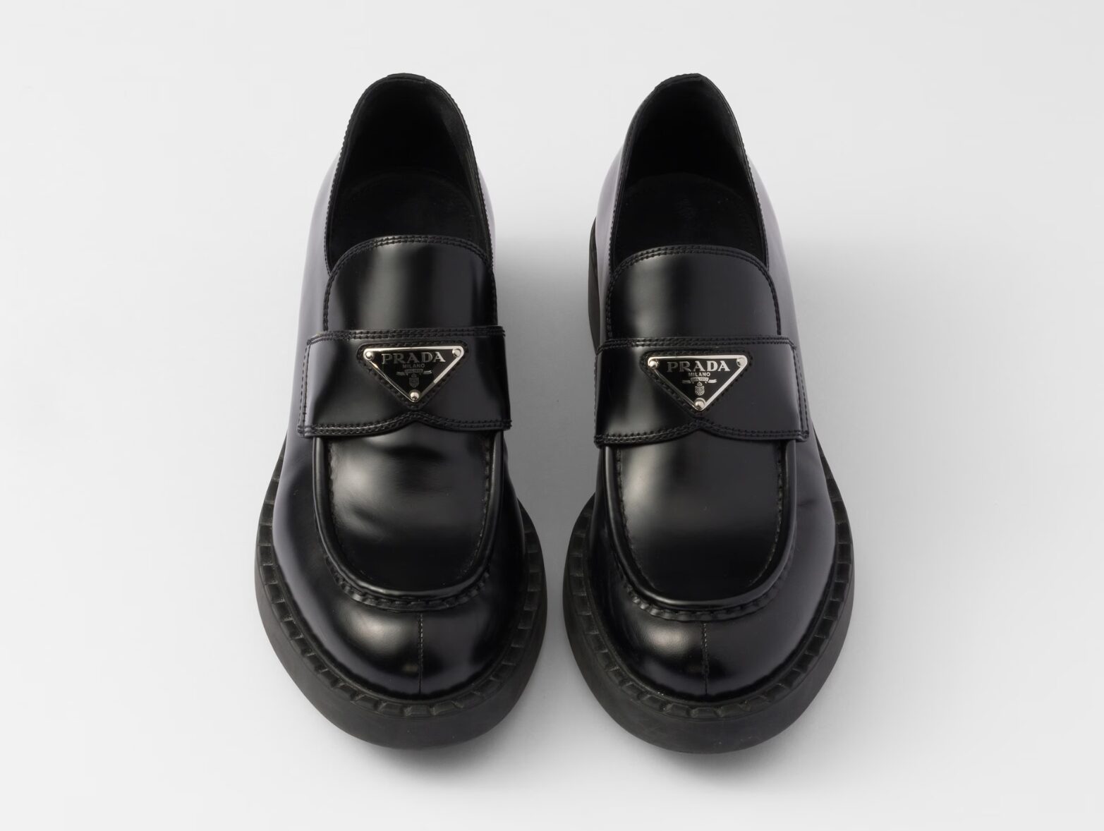 プラダ ローファー 芸能人