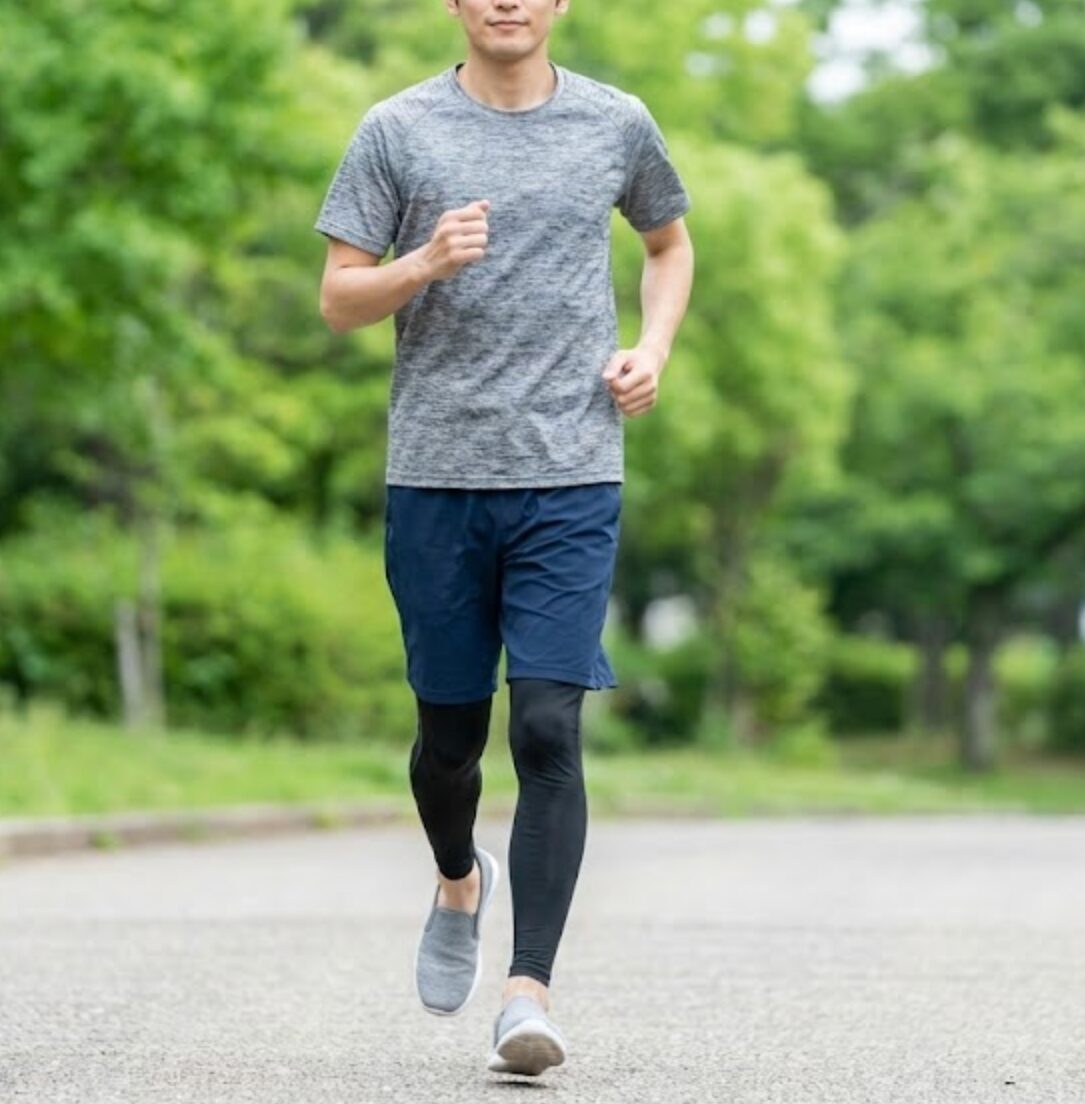 スケッチャーズ スリップ インズ 脱げる