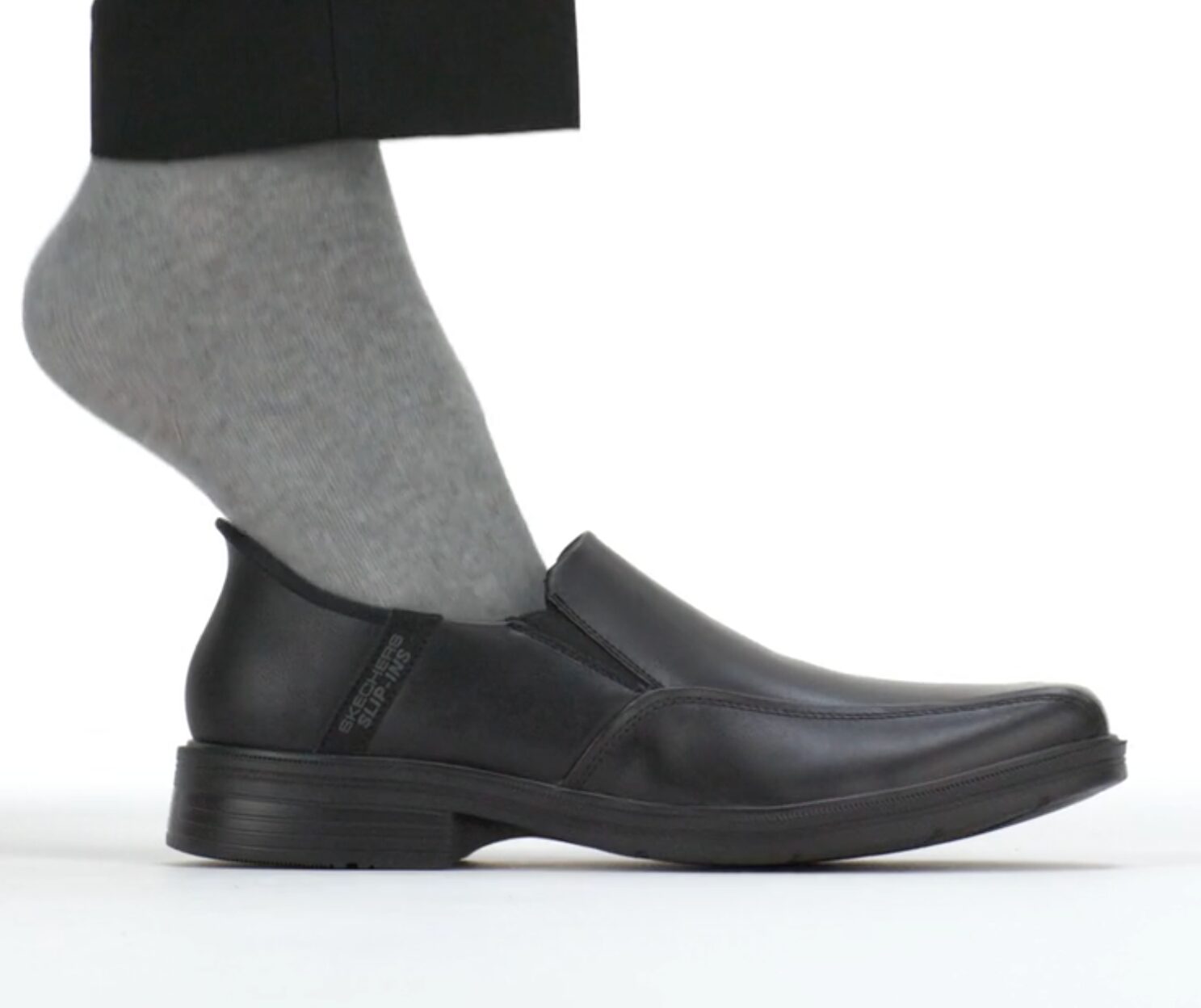 スケッチャーズ スリップ インズ 脱げる