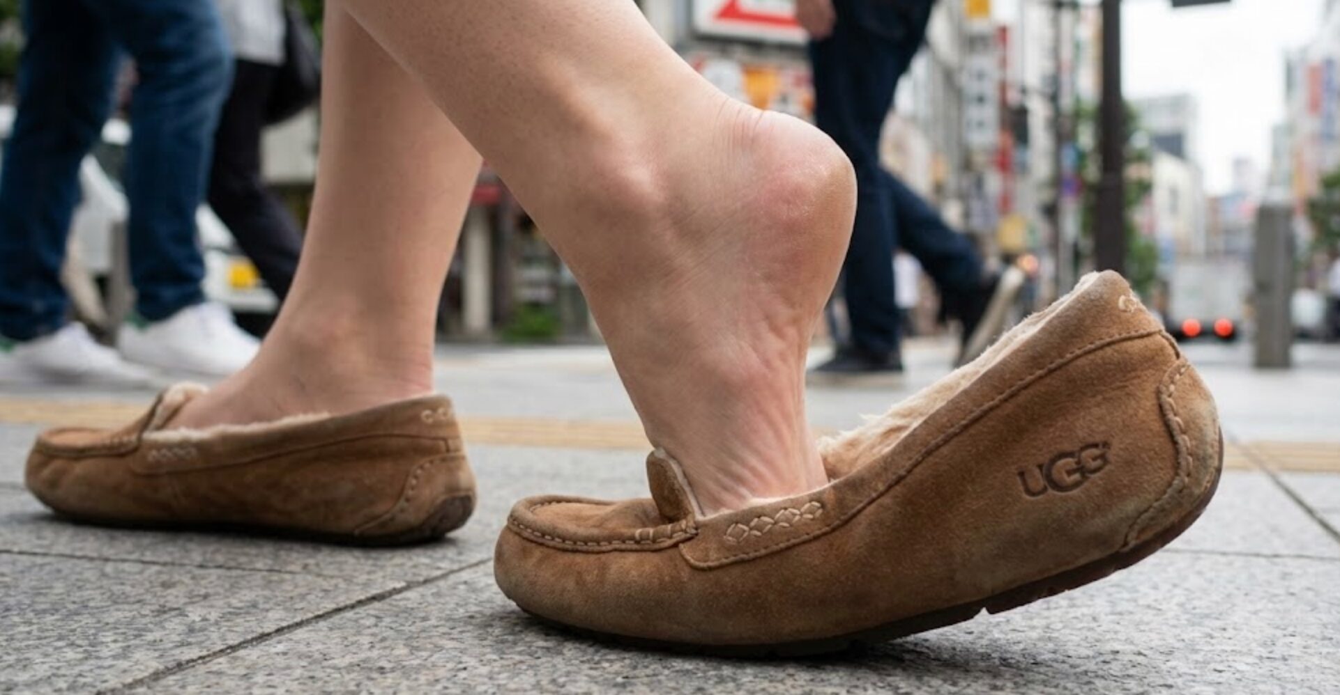 ugg スリッポン 脱げる