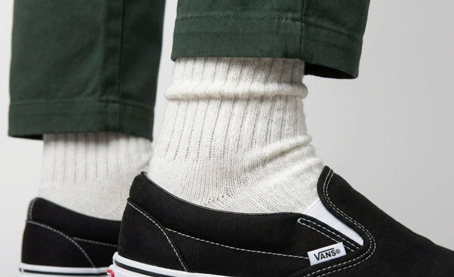 vans スリッポン 黒 コーデ