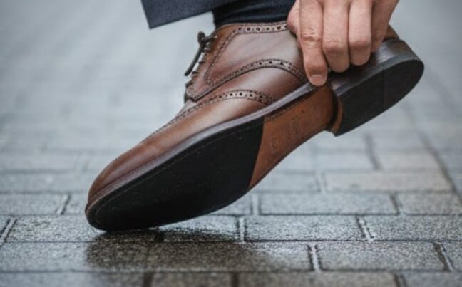 革靴 キュッキュッ 音