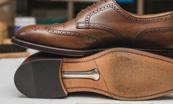 革靴 キュッキュッ 音